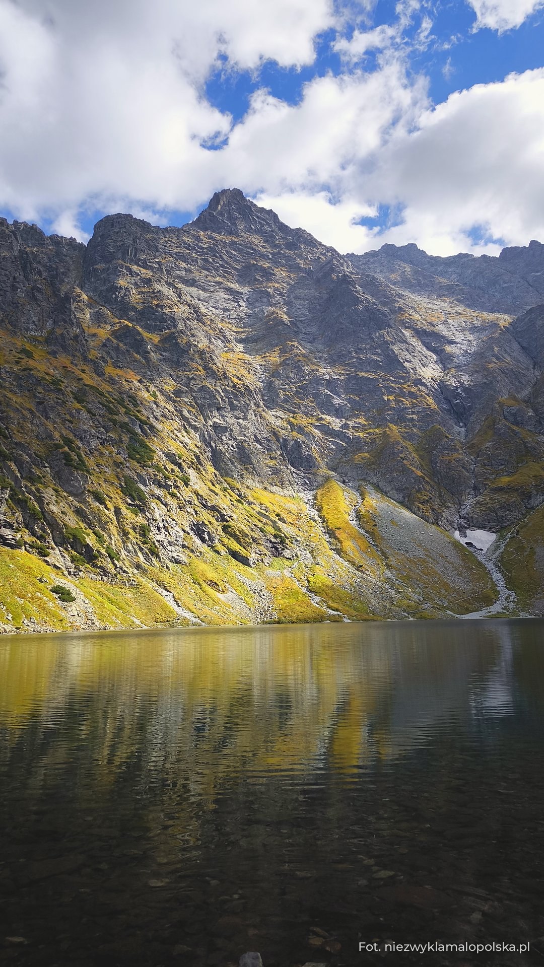 Widok na Czarny Staw pod Rysami i otaczające go szczyty