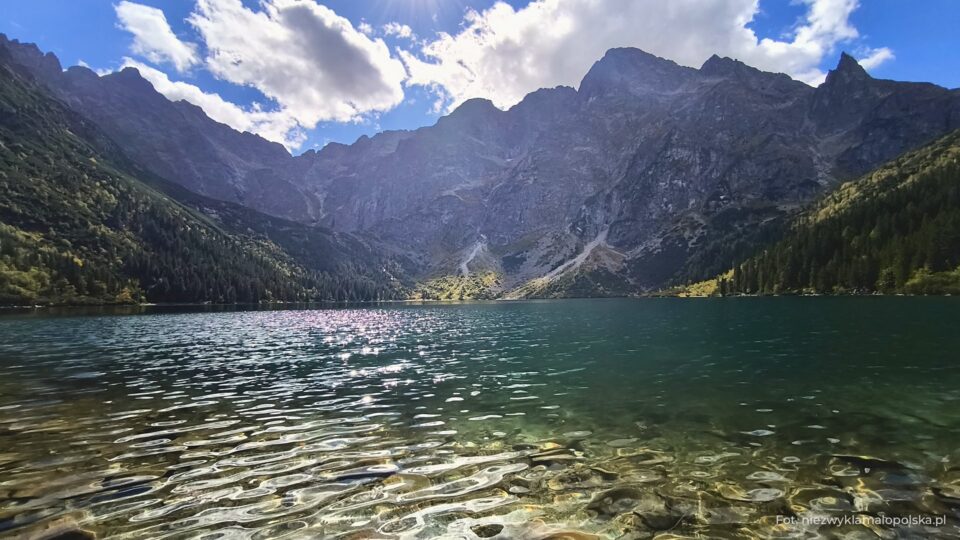 Morskie Oko w Tatrach w słoneczny wrześniowy dzień