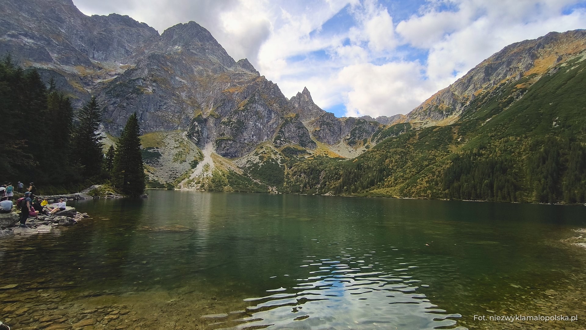 Morskie Oko widziane z brzegu przy schronisku